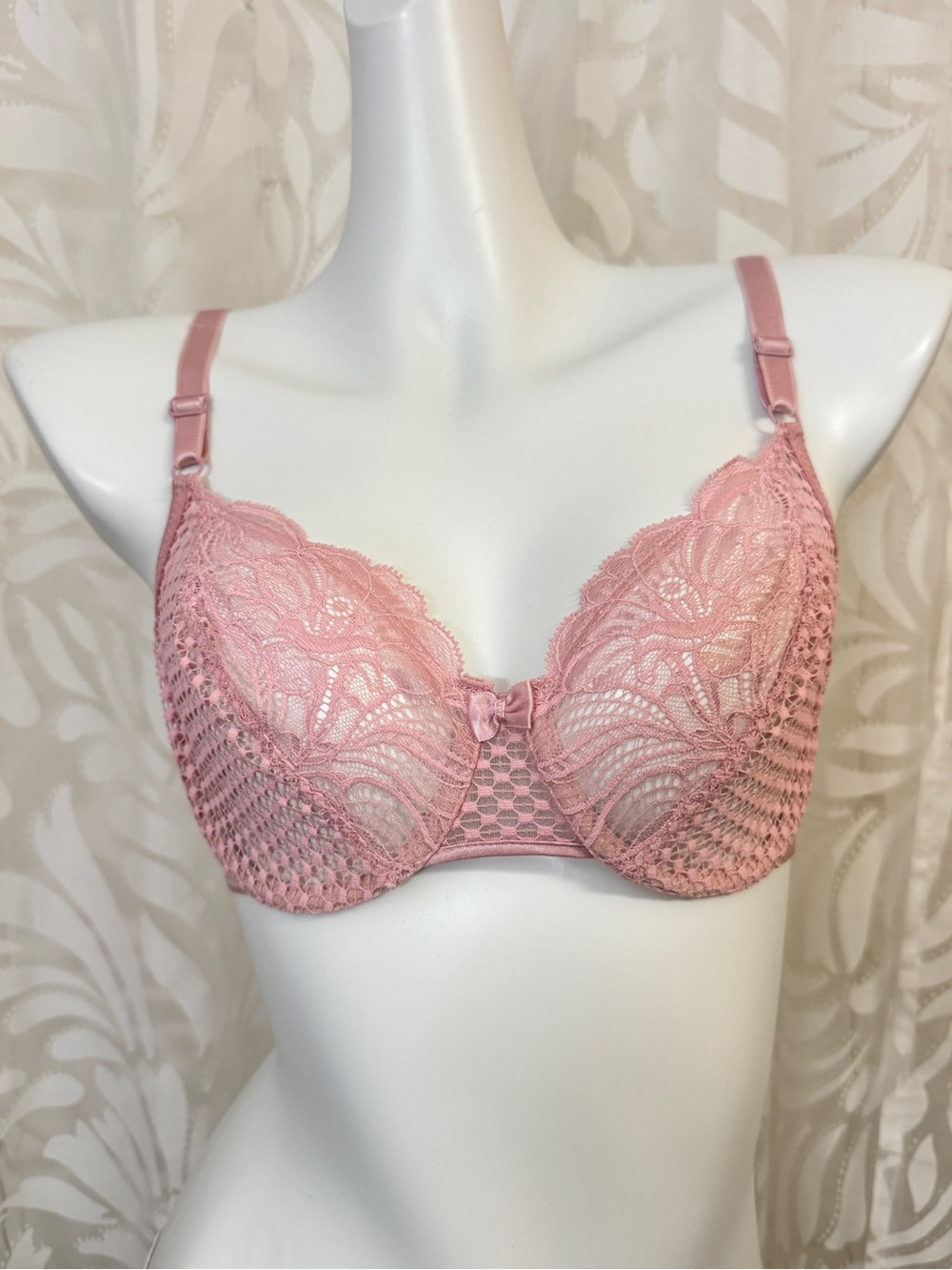 Oscar De La Renta Vintage Lace Underwire Bra in Dusty Pink